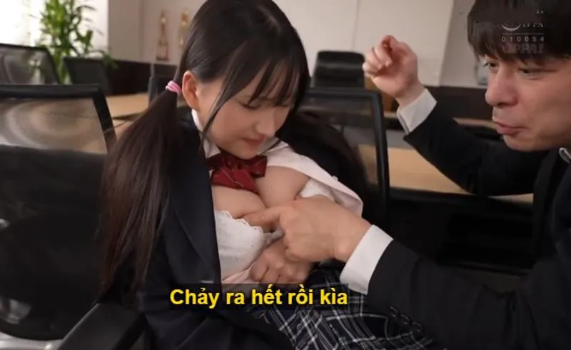 Ba năm trời, thầy giáo rèn luyện cô học trò ngực đẹp hóa thành "cái bình đựng tinh".